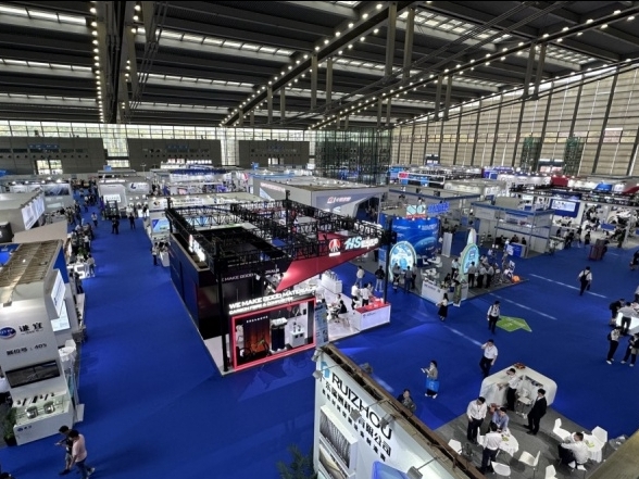 展会现场｜J9九游会机械亮相深圳国际复合材料工业技术展览会