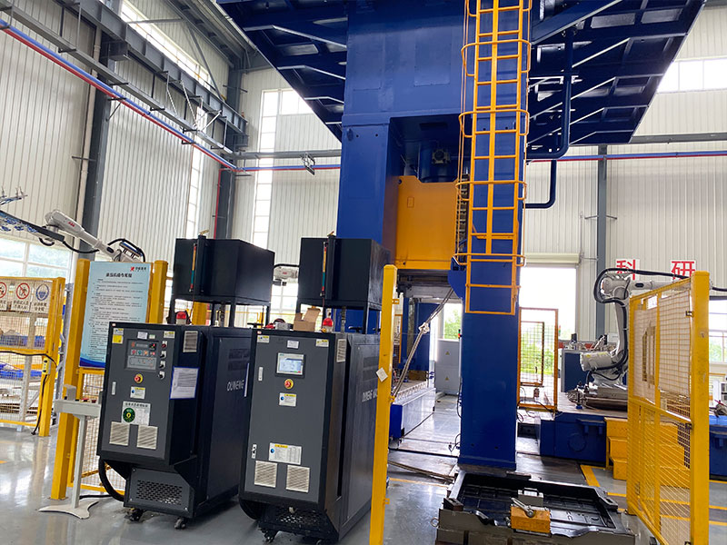 CFRP碳纤维增强复合材料成型模温机J9九游会·案例